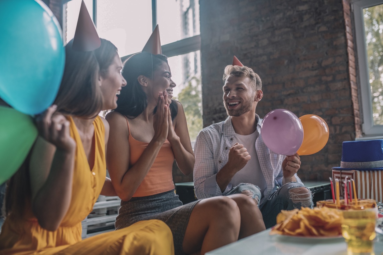 fiesta de cumpleaños protegonizada por tres jovenes apuestos