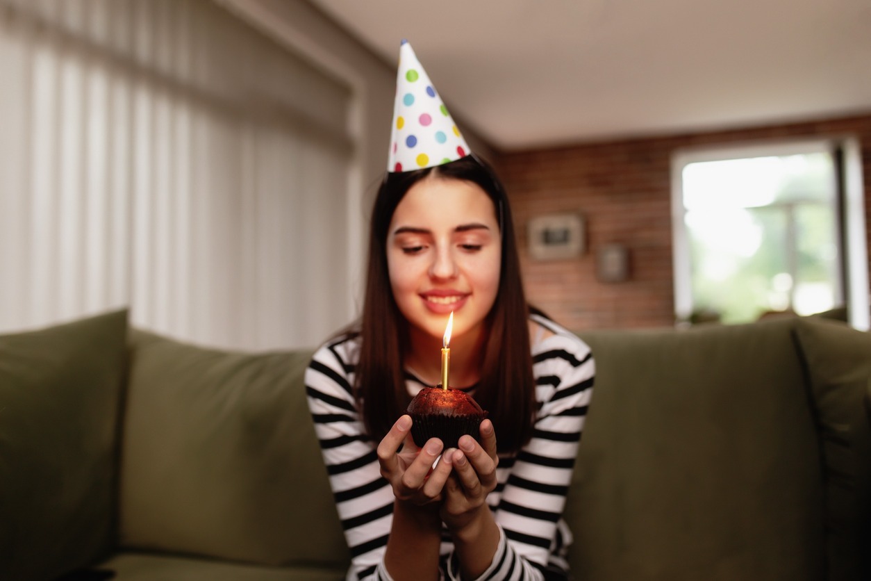 chica feliz y solitaria celebra su cumpleaños